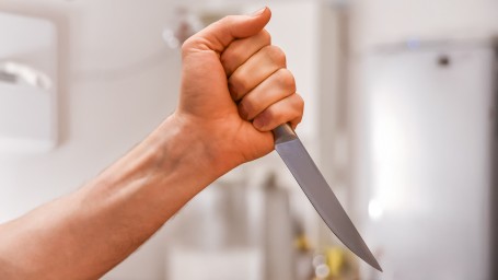 Суд огласил приговор мужчине, который напал с ножом на свою сожительницу