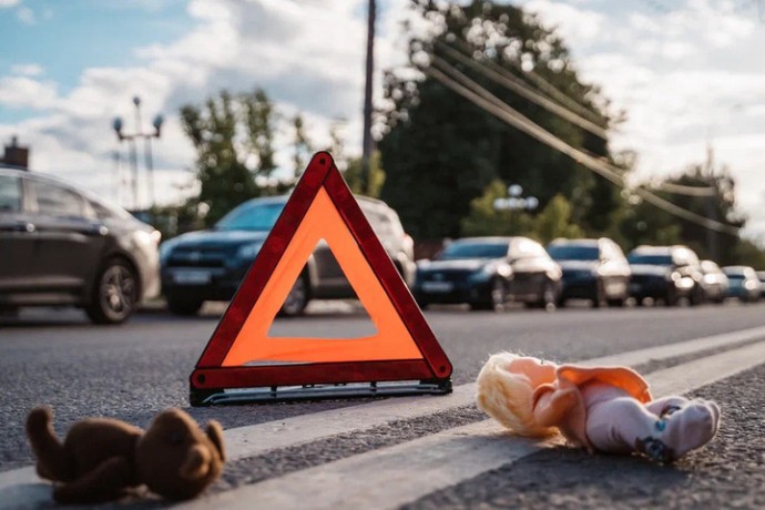 В Удомле Тверской области машина сбила мужчину с двумя детьми