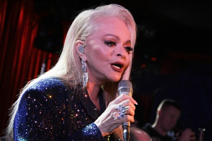 Певица Лариса Долина сообщила, что мошенники следили за ее детьми