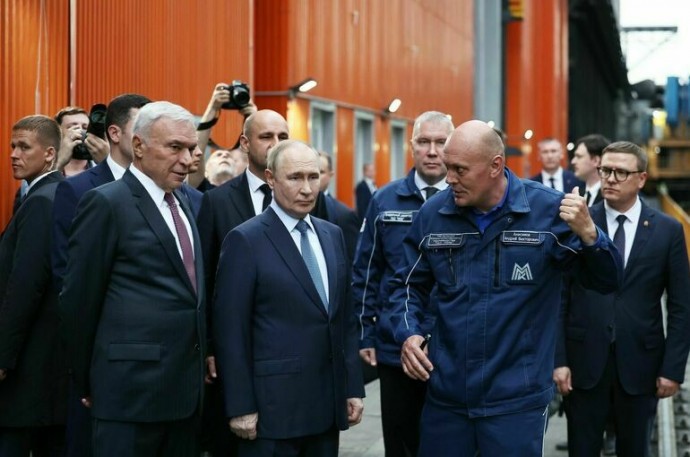 Путин: Кабмин думает надо расширением поддержки автопроизводителей