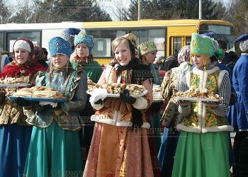 Благовещенцам напомнили, как встречали Масленицу 20 лет назад