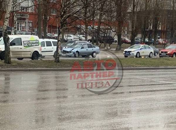В пензенском микрорайоне Арбеково разбилась машина