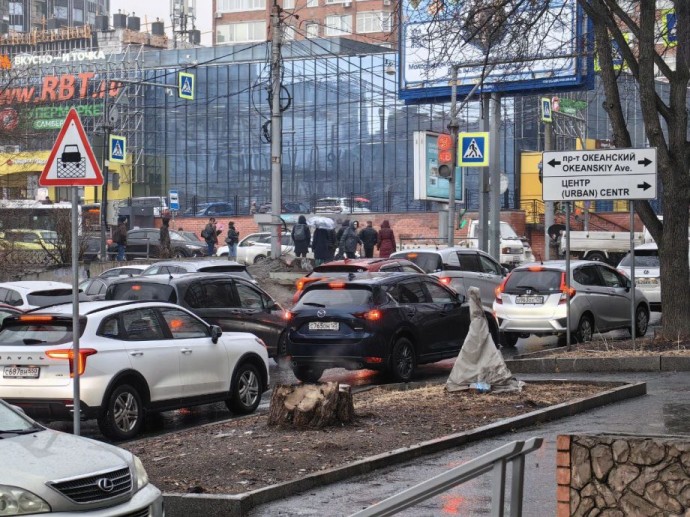 «Вчера машину помыл»: дождь спровоцировал 9-балльные пробки во Владивостоке