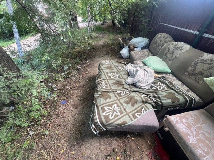 Бездомные в Артёме облюбовали городской двор под «хостел»