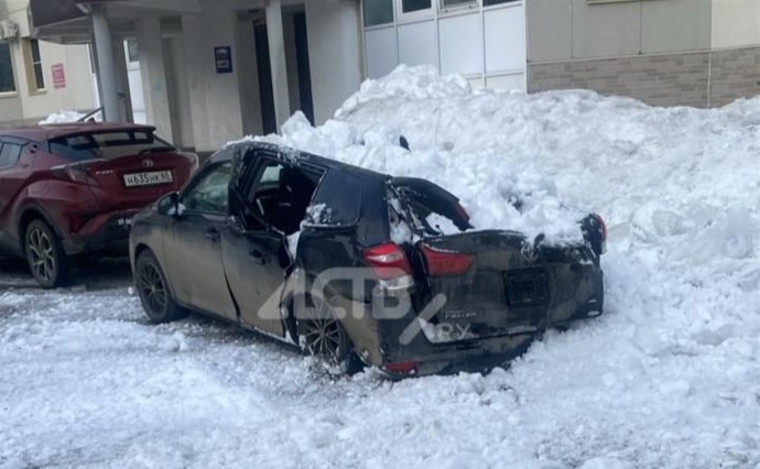 Масса снега, рухнувшая с крыши, уничтожила автомобиль в Южно-Сахалинске