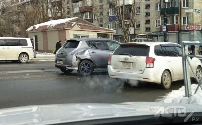 Хэтчбек и кроссовер столкнулись на перекрестке в Южно-Сахалинске Хэтчбек и кроссовер столкнулись на перекрестке в Южно-Сахалинске