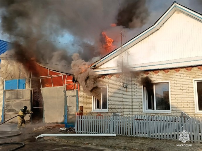 В Кузнецке потушили крупный пожар на улице Льва Толстого В Кузнецке потушили крупный пожар на улице Льва Толстого