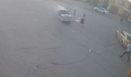 В Астрахани на улице взорвался автомобиль