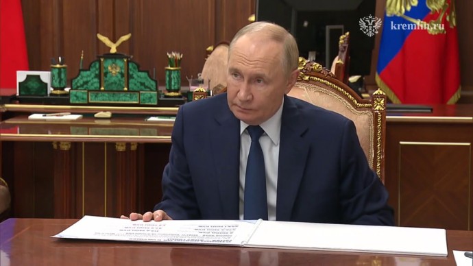 Владимир Путин обсудил социально экономическое положение ЛНР с главой региона Леонидом Пасечником