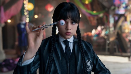 Какие сериалы смотреть в августе 2025? Американская готика, шотландские попаданцы, русские чудеса