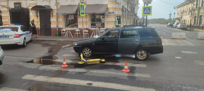 В Астрахани юная самокатчица оказалась под колесами легковушки
