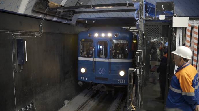 Александр Беглов: Первый состав прошёл по пусковому участку Красносельско-Калининской линии метрополитена в тестовом режиме Александр Беглов: Первый состав прошёл по пусковому участку Красносельско-Калининской линии метрополитена в тестовом режиме