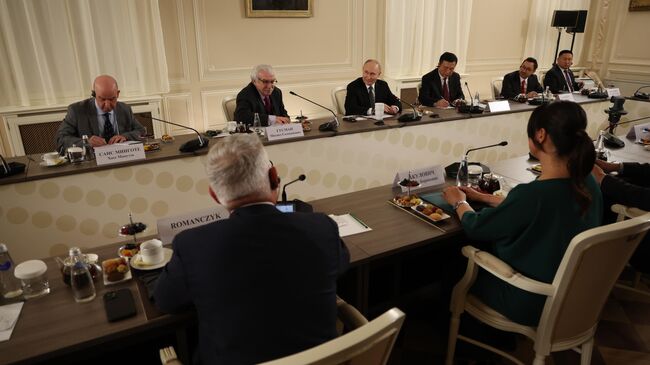 Общение Путина с мировыми информагентствами продлилось более 2 часов