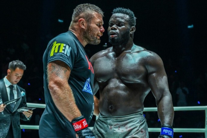 Титульный бой россиянина Малыхина отменили из-за того, что соперник попал в аварию Титульный бой россиянина Малыхина отменили из-за того, что соперник попал в аварию