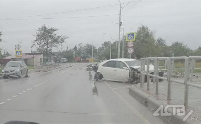 "Утро после Дня города": раскуроченный седан заметили в Ногликах