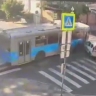 Троллейбус въехал в легковой автомобиль в российском городе, вызвал пожар и попал на видео