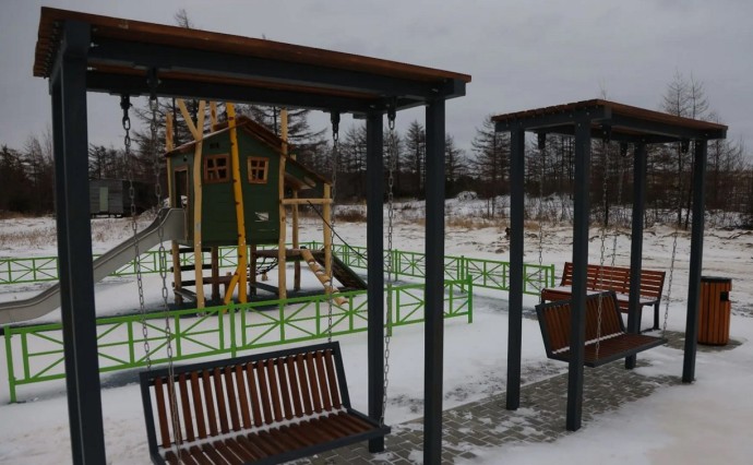 По просьбам жителей в Ногликах благоустроили привокзальную площадь и детскую площадки По просьбам жителей в Ногликах благоустроили привокзальную площадь и детскую площадки