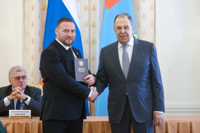Сергей Лавров вручил диплом новгородскому ветерану СВО Андрею Павлову
