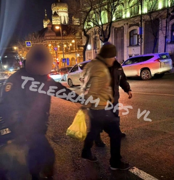 Неадекват с ножом, нападавший на прохожих, задержан в центре Владивостока Неадекват с ножом, нападавший на прохожих, задержан в центре Владивостока