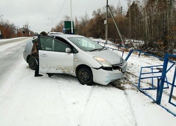 Иномарка на «лысой резине» влетела в ограждение на трассе Благовещенск — Бибиково