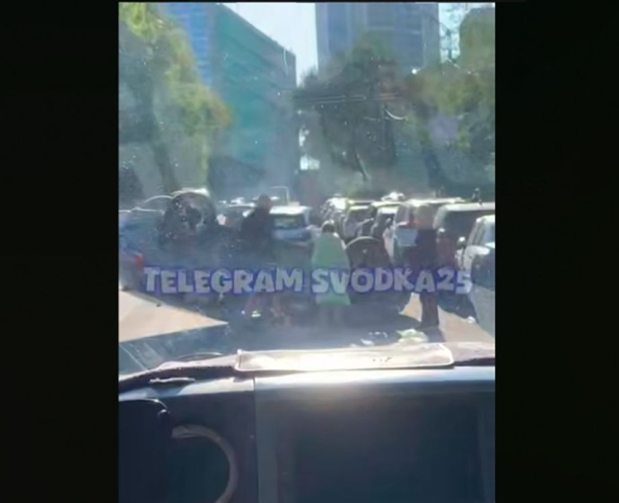 Автомобиль на ровном месте перевернулся на крышу во Владивостоке Автомобиль на ровном месте перевернулся на крышу во Владивостоке