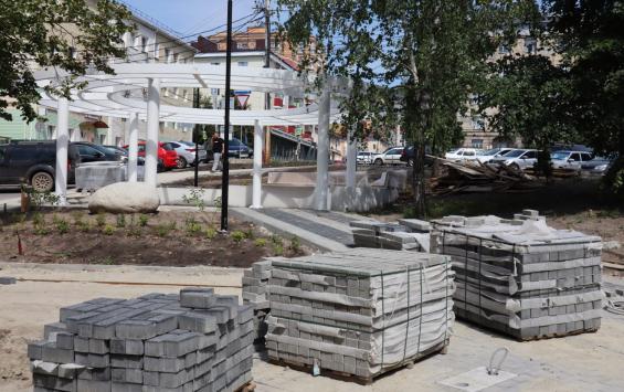 В Курске продолжается благоустройство сквера «Спутник» и площади у магазина «Куряночка»