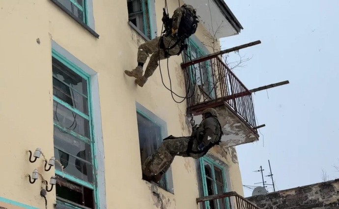 "Беспилотник ударил по ТЭЦ": кадры масштабного учения силовиков в Южно-Сахалинске