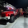 В Волосовском районе пожарные спасли троих детей из закрытой квартиры в загоревшемся доме
