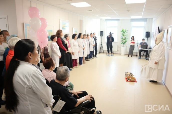 В Якутском онкодиспансере открылась выставка картин якутян, поборовших рак В Якутском онкодиспансере открылась выставка картин якутян, поборовших рак