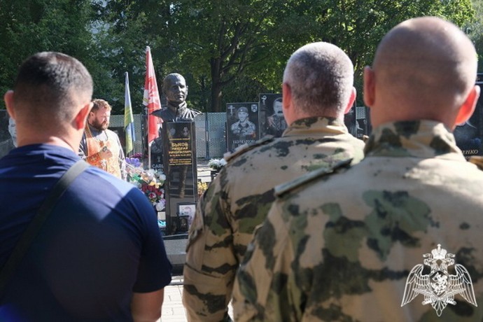 Курские росгвардейцы почтили память погибшего сотрудника СОБР «Кмет»