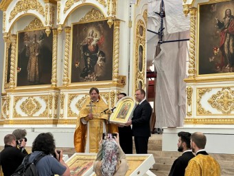 В День медицинского работника состоялась праздничная Литургия в Смольном Соборе