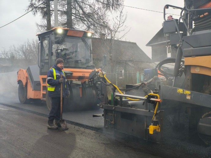 В деревне Рыбинского округа ремонтируют дорожный участок протяженностью почти полкилометра