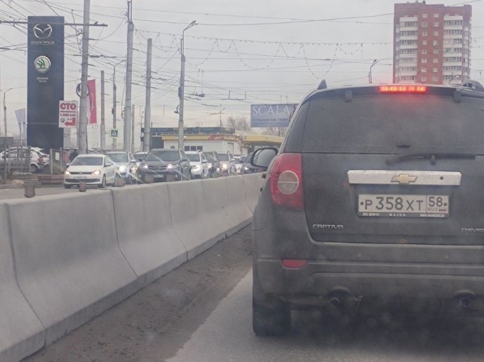 Ищите пути объезда. В Пензе замер в пробке проспект Победы