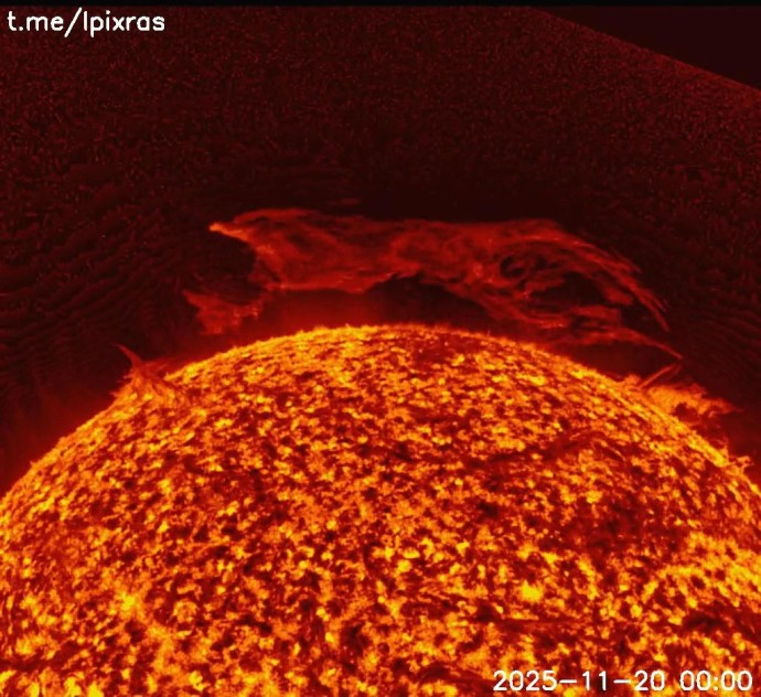 Ученые зафиксировали гигантский «царь-протуберанец», размером в 80 Земель Ученые зафиксировали гигантский «царь-протуберанец», размером в 80 Земель