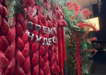 В Благовещенске к Новому году украсили больше 300 магазинов В Благовещенске к Новому году украсили больше 300 магазинов