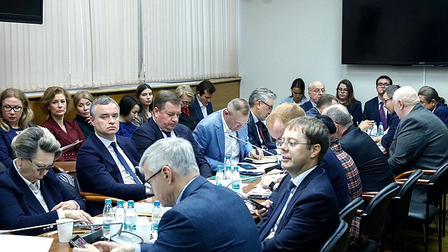 Комитет ГД рекомендовал принять в I чтении законопроекты об особенностях исполнения бюджетов в 2026 году, а также о внесении изменений в Бюджетный и Налоговый кодексы РФ