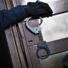 Сотрудники полиции задержали российского пенсионера за нападение с ножом в электричке