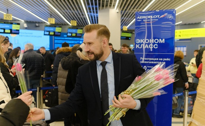 Тысячи цветов украсили аэровокзал "Южно-Сахалинск" в Международный женский день