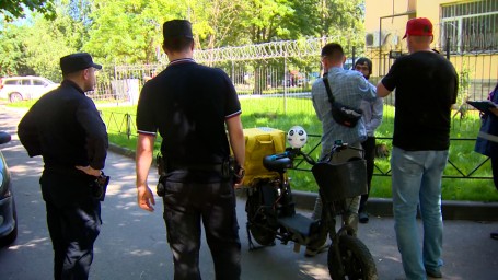 Доставка по-петербургски: Как курьеры соблюдают новые правила работы