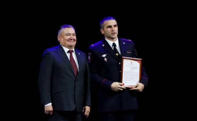 ​Дмитрий Махонин и Валерий Сухих вручили благодарности сотрудникам МВД в День полиции