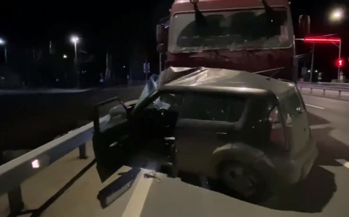 В результате столкновения с фурой на трассе М8 в Ярославской области погиб водитель иномарки