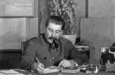 В Астрахани памятник Ленину заменили на бюст Сталина