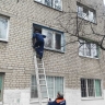 В Курске спасатели вскрыли квартиру на улице Дружбы через окно