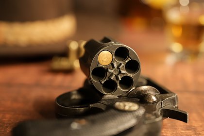Жених женщины привязал бойфренда ее дочери к стулу и заставил играть в русскую рулетку