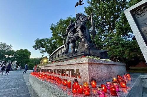 В Благовещенске на площади Победы зажгли «Свечи памяти»