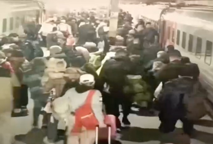 Мужчина упал в обморок между вагоном и платформой на Павелецком вокзале в Москве