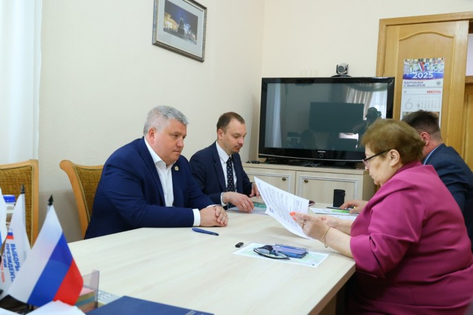 Александр Дронов подал документы в избирком Новгородской области