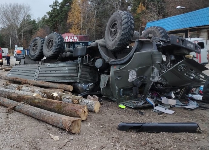 Обнародованы фото с места ДТП с перевернувшимся КамАЗом в Пензенской области