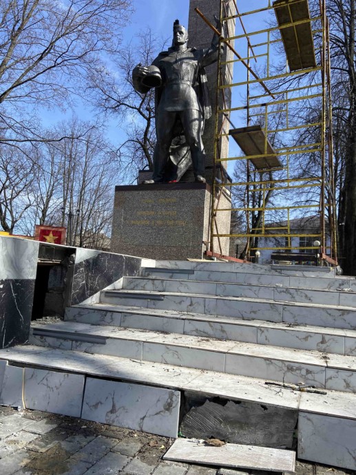 В Яранске подрядчик «сбежал», не отремонтировав памятник победителям в Великой Отечественной войне
