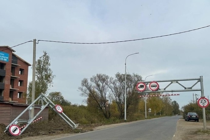 На въезде в Ярославль рухнул ограничитель для фур На въезде в Ярославль рухнул ограничитель для фур